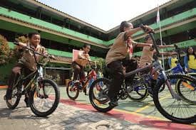 Hemat Energi Dan Alasan Kesehatan, Mendikdasmen Sarankan Siswa Lebih Banyak Berjalan Kaki dan Naik Sepeda