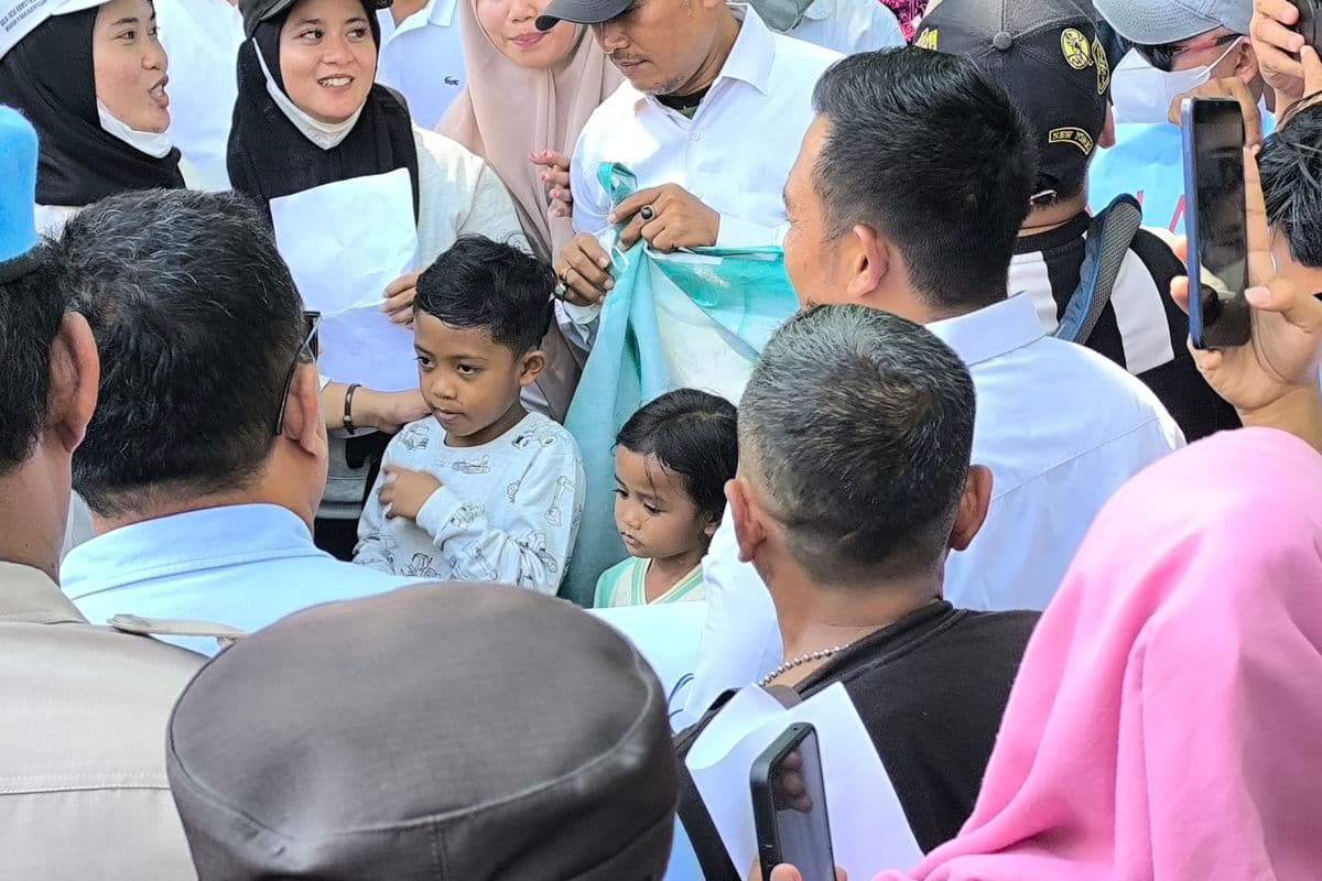 Siswa SD Ikut Demo Dukung Program MBG di Sampang: "Jangan Dihentikan Pak Presiden"